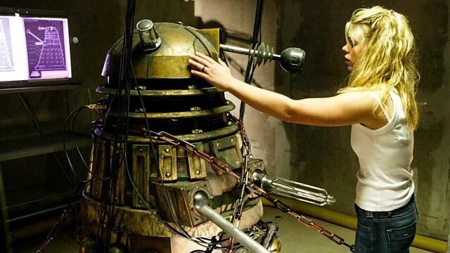Rose touches a Dalek in “Dalek”