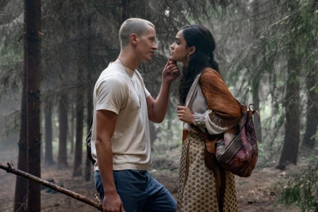 Snow and Lucy Gray in the woods of District 12 The Ballad of Songbirds and Snakes