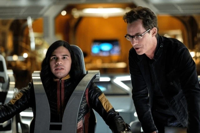 Cisco (Carlos Valdes) and Harrison Wells (Tom Cavanagh) in 'The Flash' (The CW)