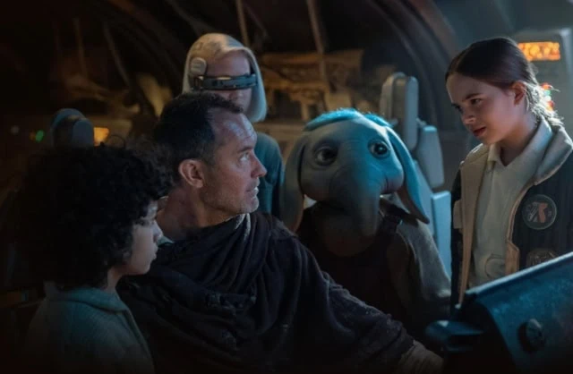 Kids and Jod Na Nawood (Jude Law) in Star Wars series Skeleton Crew