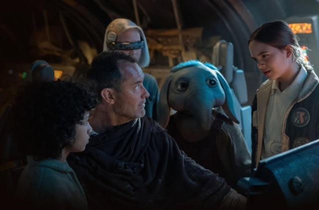 Kids and Jod Na Nawood (Jude Law) in 'Skeleton Crew'