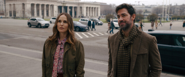 Charlotte Purdue (Natalie Portman) and Luke Purdue (John Krasinski) in Fountain of Youth (Apple TV+)