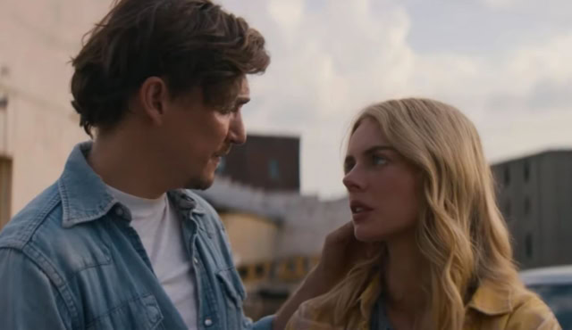 Samara Weaving and Kyle Gallner in the film Caronlina Caroline